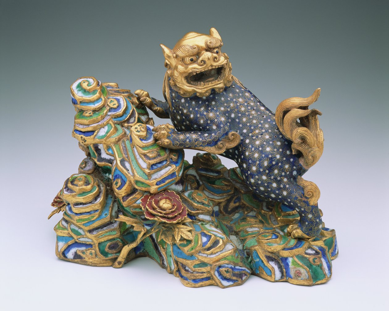 Figura di un leone su roccia (smalto cloisonné) da Qing Dynasty Chinese School