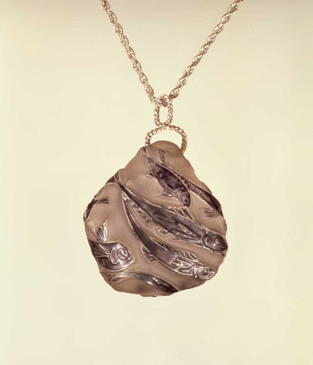Pendente con superficie di vetro smerigliato di Lalique, c.1902 da Rene Jules Lalique
