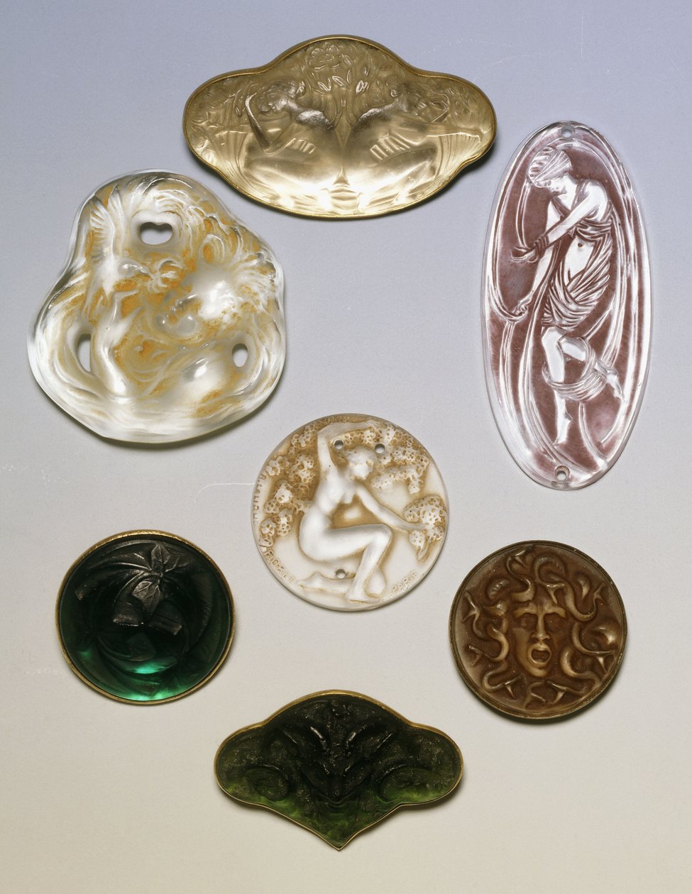 Vari spille, sigilli e pendenti in vetro da Rene Jules Lalique