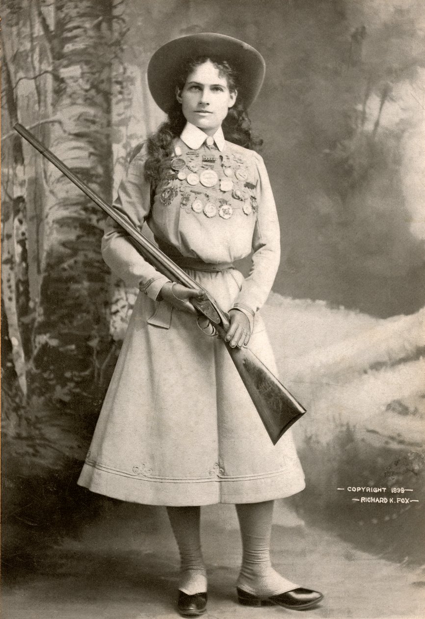 Annie Oakley con un fucile da Richard Kyle Fox
