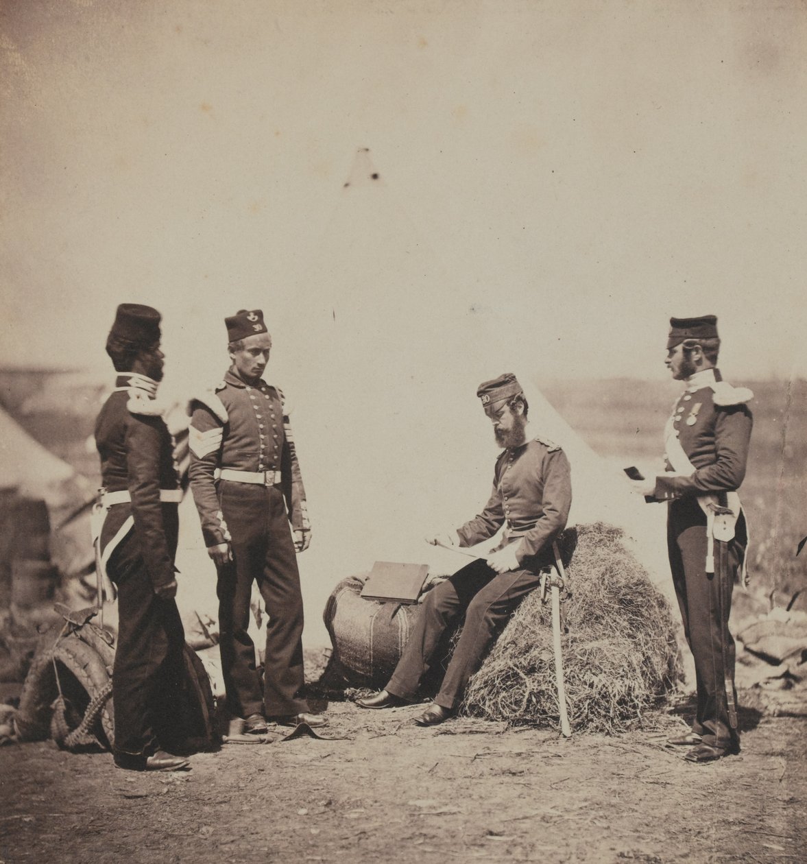 Capitano Mark Walker, 30° Reggimento di Fanteria (Cambridgeshire), legge gli ordini generali, da un album di 52 fotografie associate alla Guerra di Crimea, 1855 da Roger Fenton