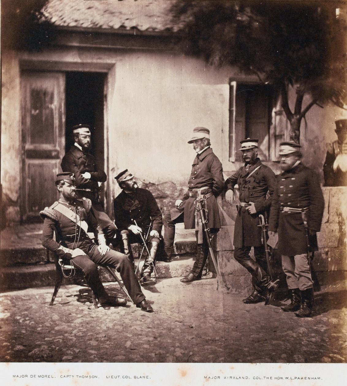 Maggior Generale James Bucknall Bucknall Estcourt e Staff, da un album di 52 fotografie associate alla Guerra di Crimea, 1855 da Roger Fenton