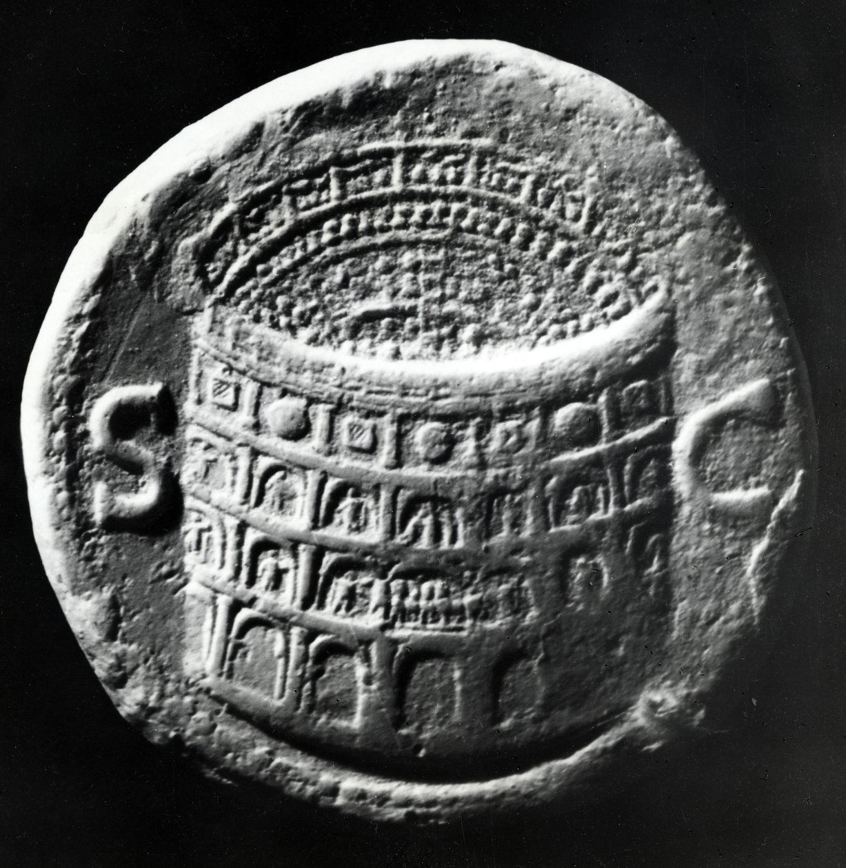Sestertius di ottone che mostra una vista aerea del Colosseo, c.80-81 d.C. da Roman