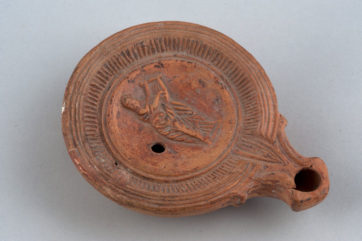 Lampada con figura che suona la lira da Roman