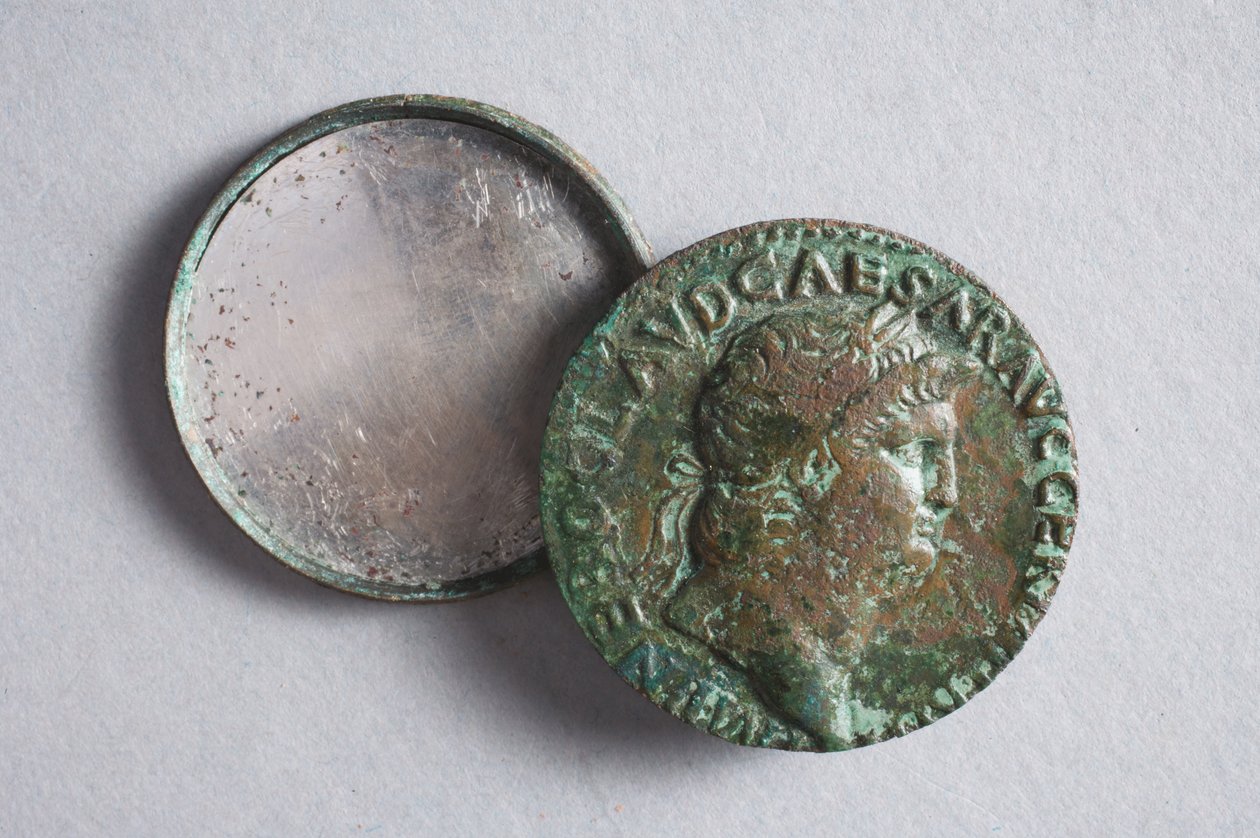 Specchio formato da due monete di Nerone da Roman
