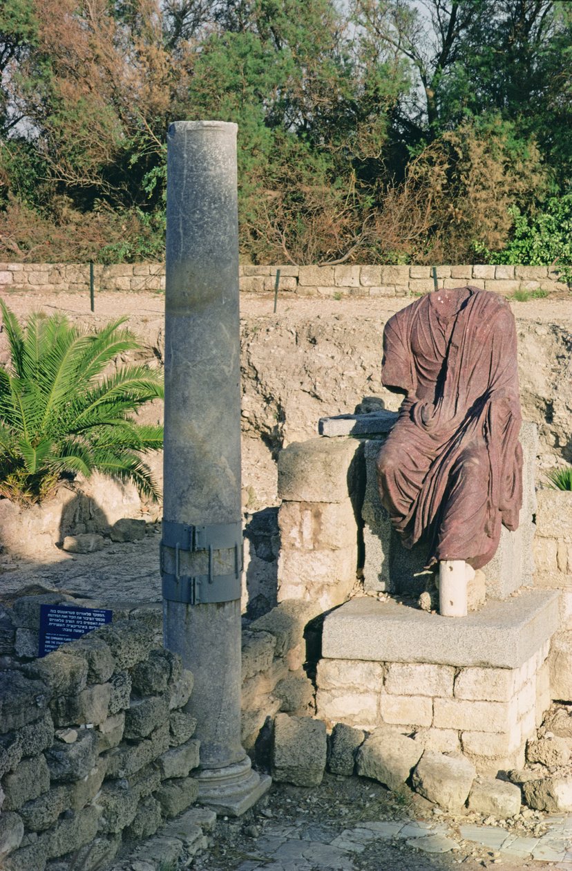 Colonna e statua in rovina da Roman