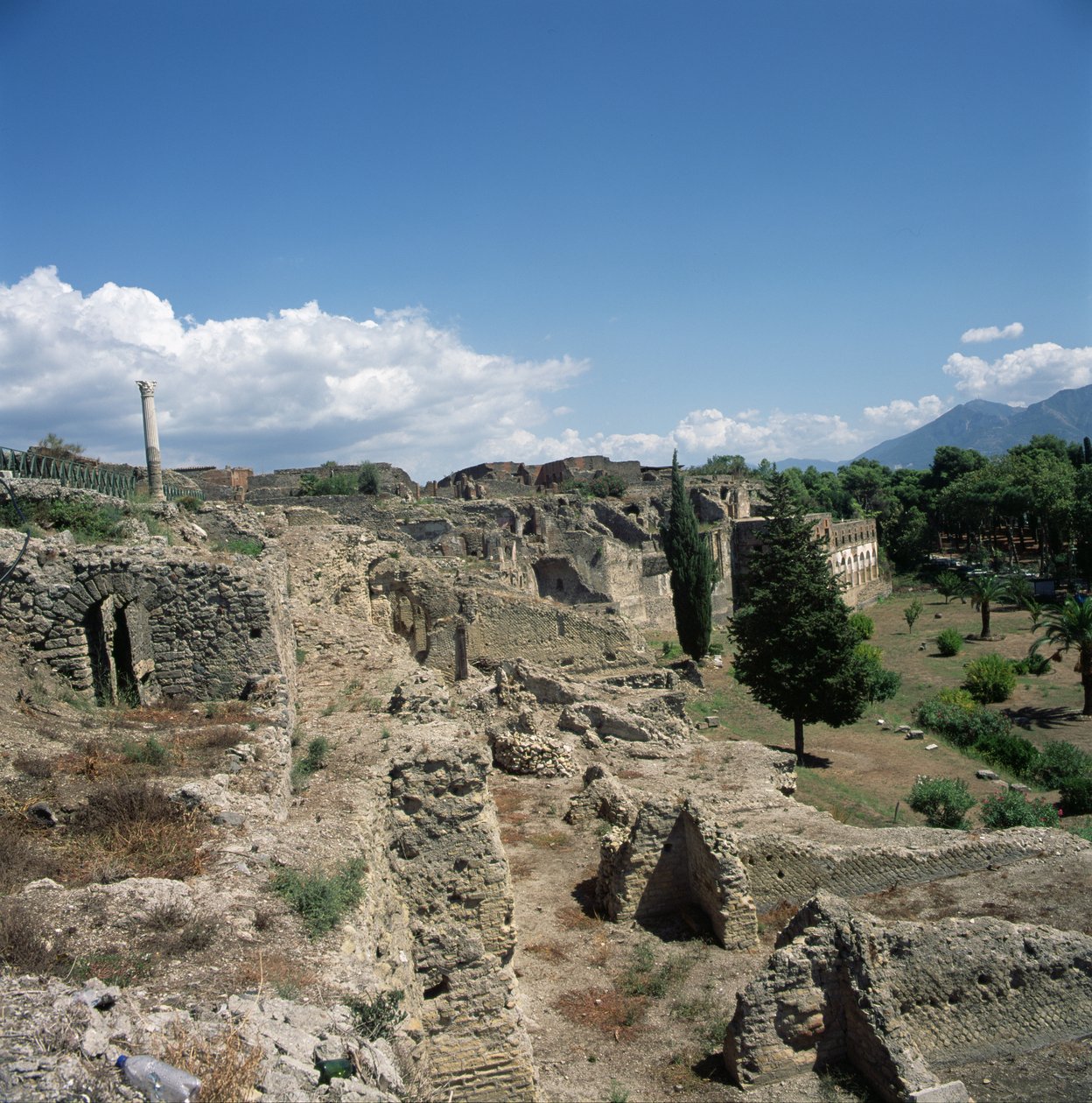 Vista della città in rovina da Roman