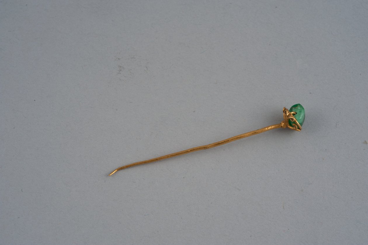 Fermaglio (oro e smeraldo) da Roman