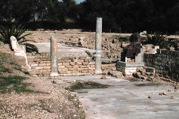 Rovine di una strada con due statue da Roman