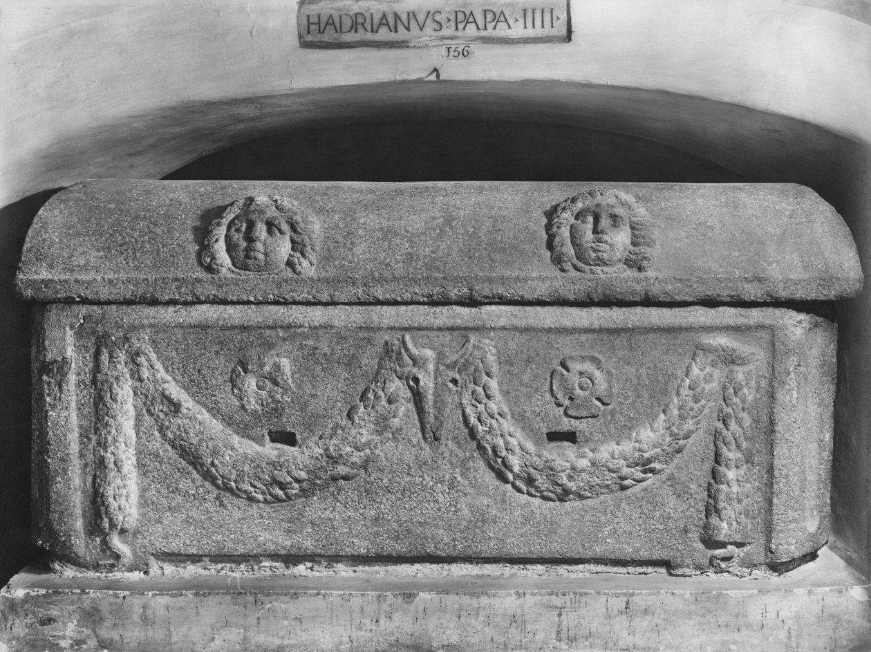 Sarcofago di Papa Adriano IV da Roman