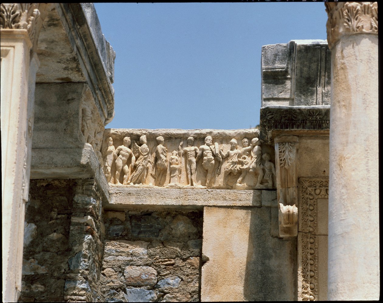 Vista del tempio di Adriano da Roman
