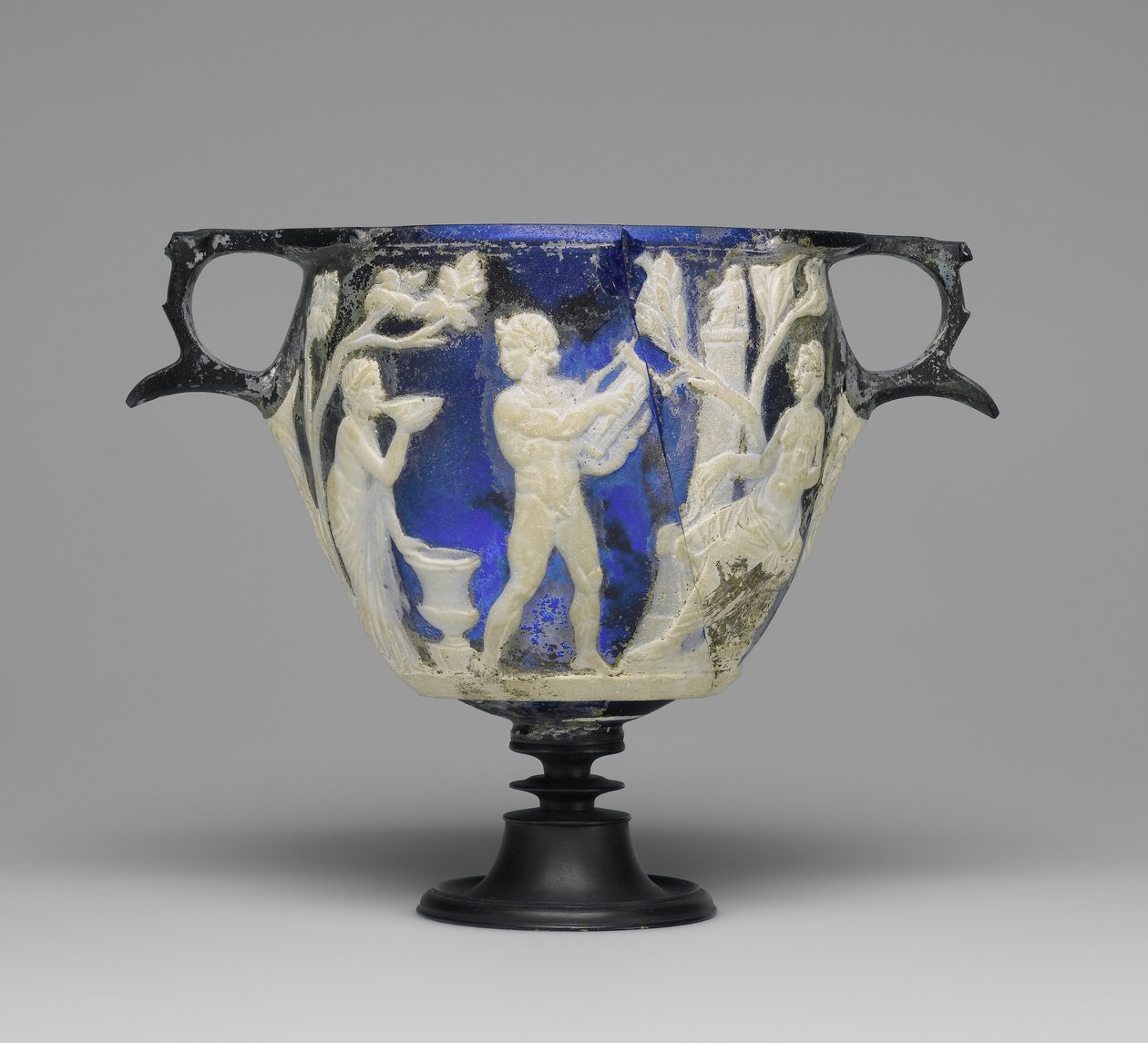 Skyphos in vetro cammeo, c.1 d.C. da Roman Imperial Period