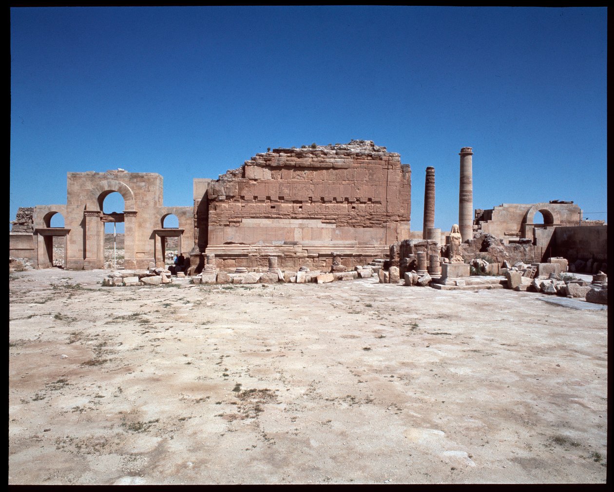 Veduta del tempio romano da Roman Roman