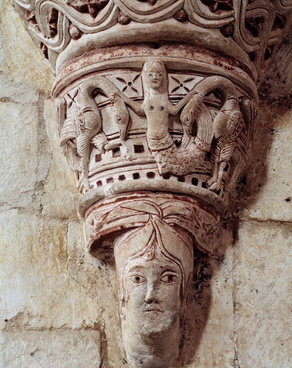 Una sirena, capitello scolpito del presbiterio da Romanesque