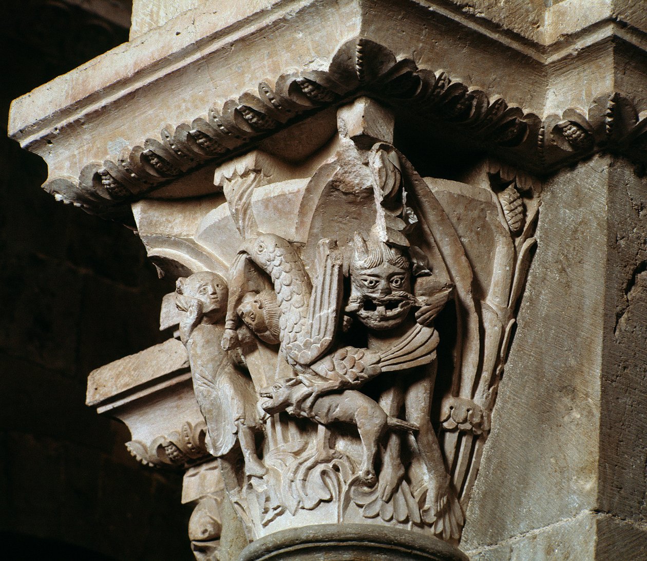 Rapimento di Ganimede (capitello scolpito) da Romanesque