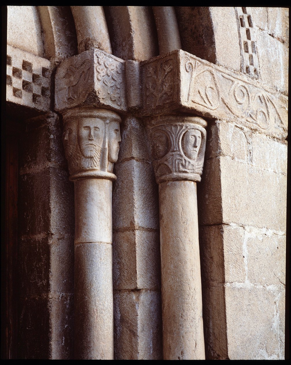 Capitelli della chiesa da Romanesque