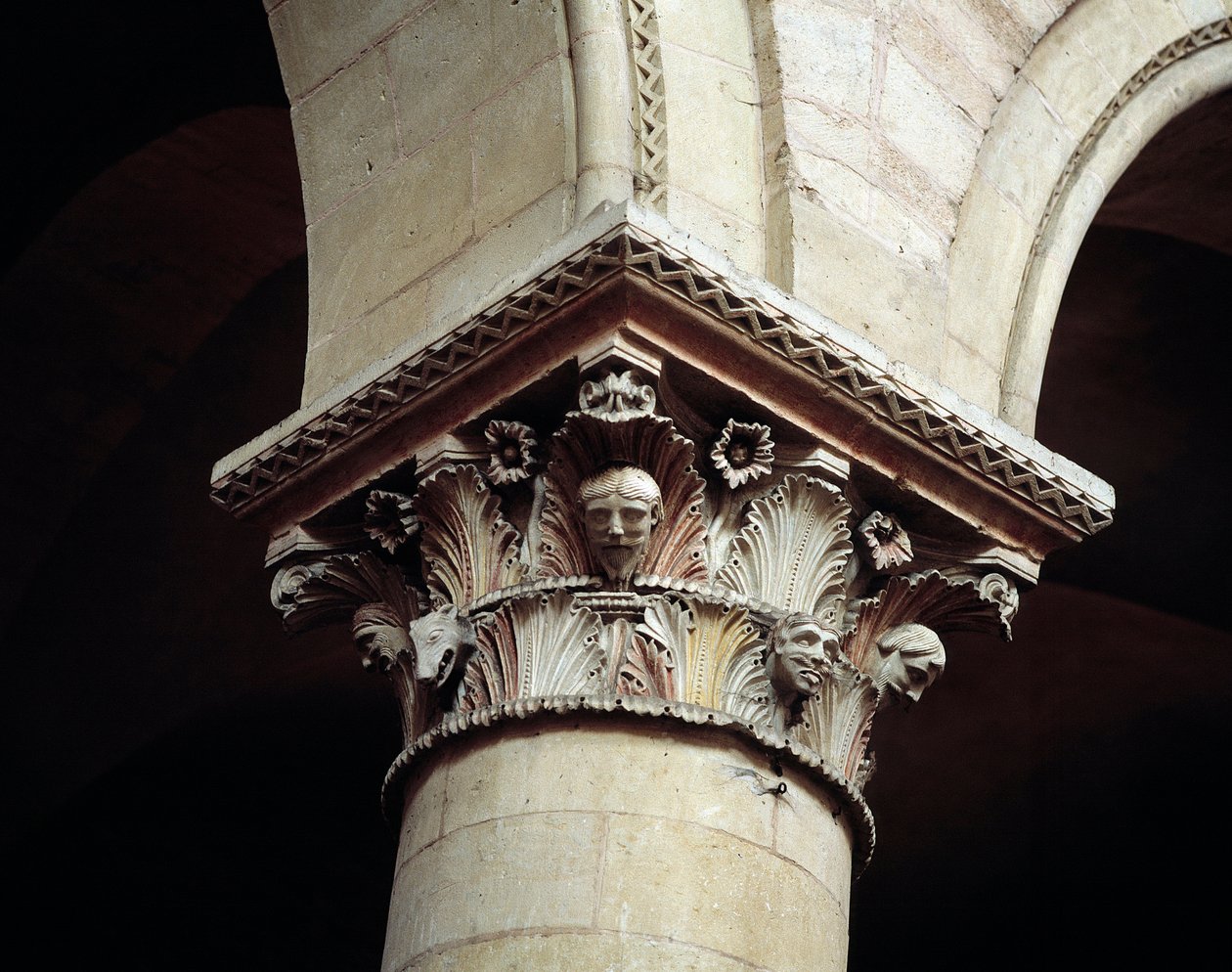 Capitello scolpito da Romanesque