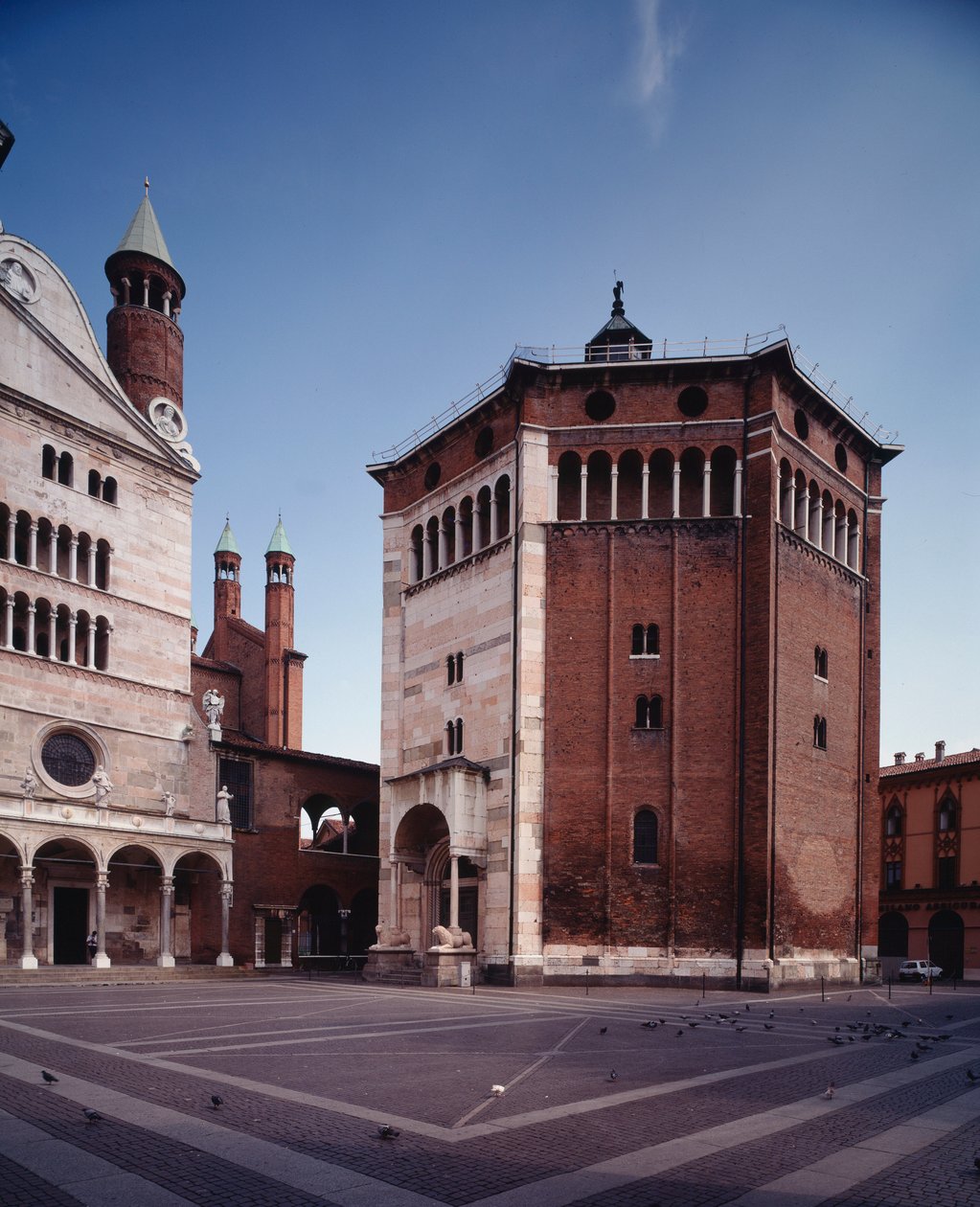 Vista esterna del battistero da Romanesque