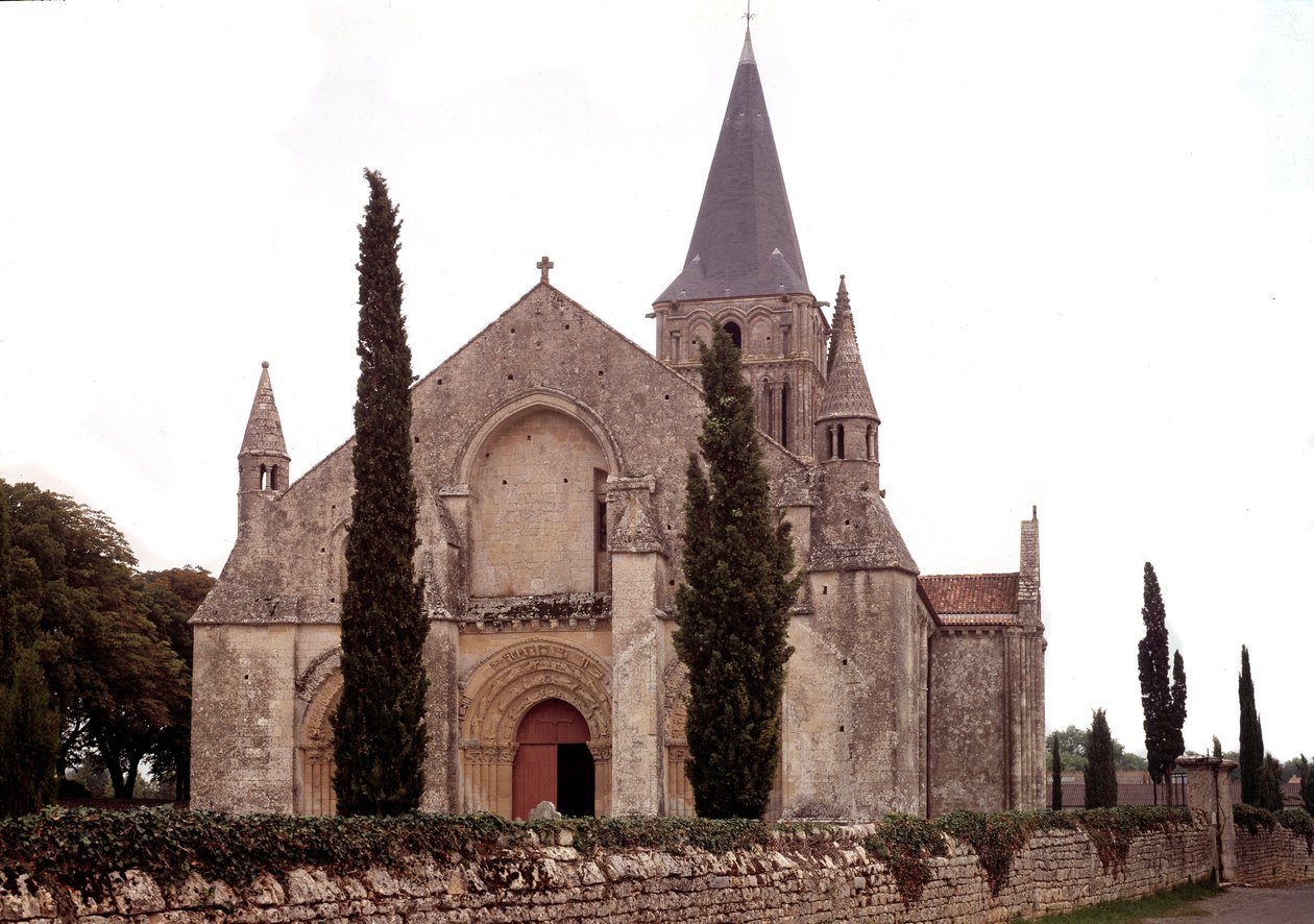 Architettura romanica: veduta della chiesa di Aulnay da Romanesque