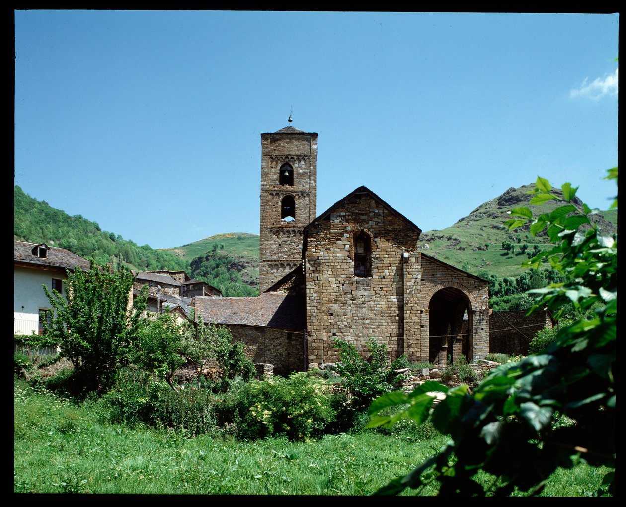 Vista della chiesa da Romanesque