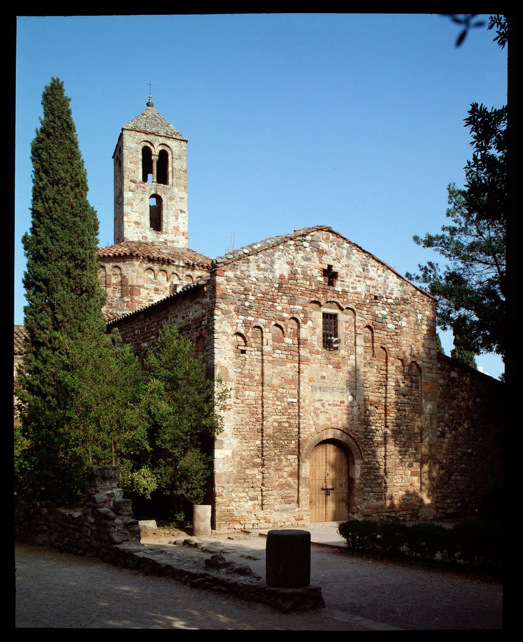 Vista della chiesa da Romanesque