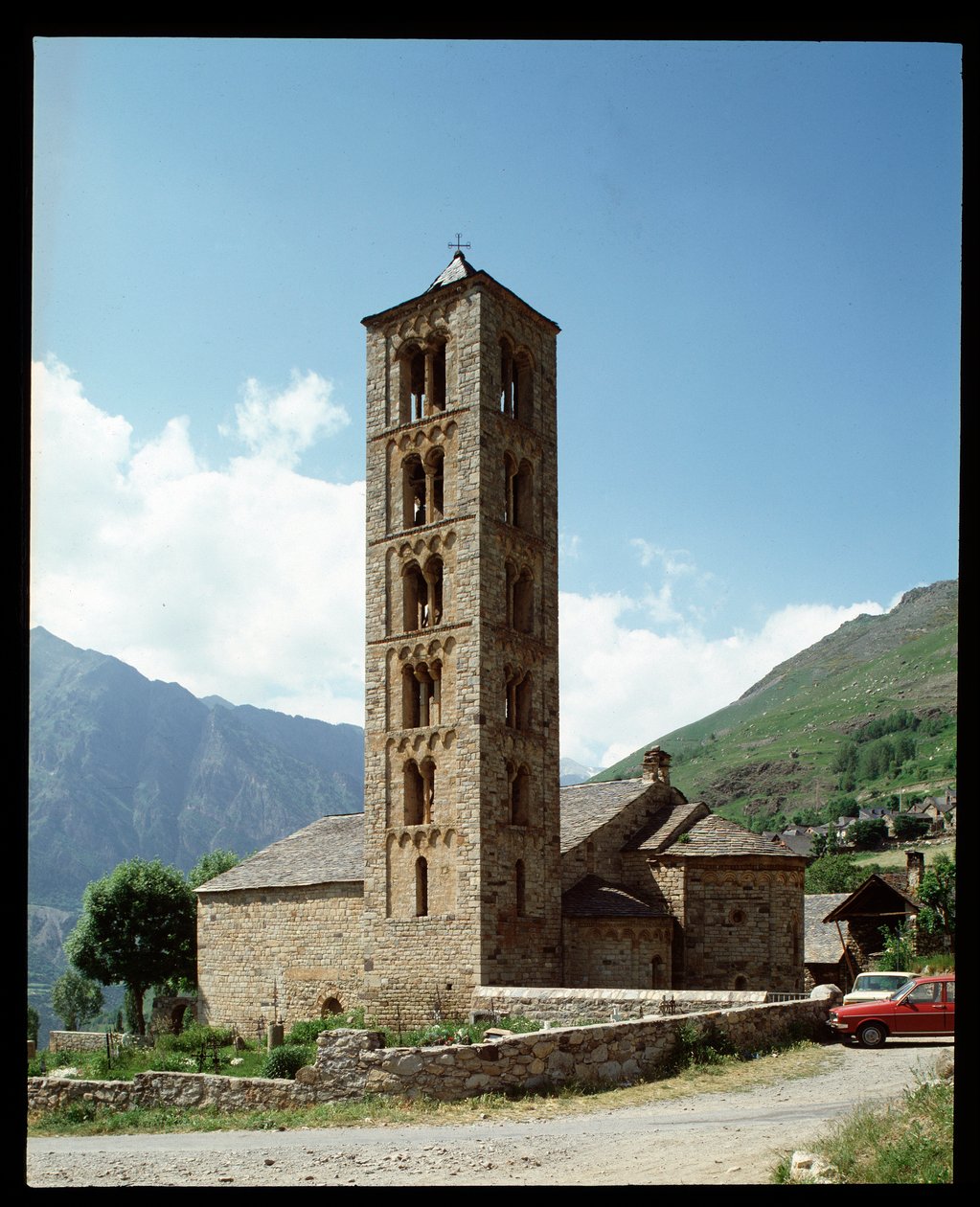 Vista della chiesa da Romanesque