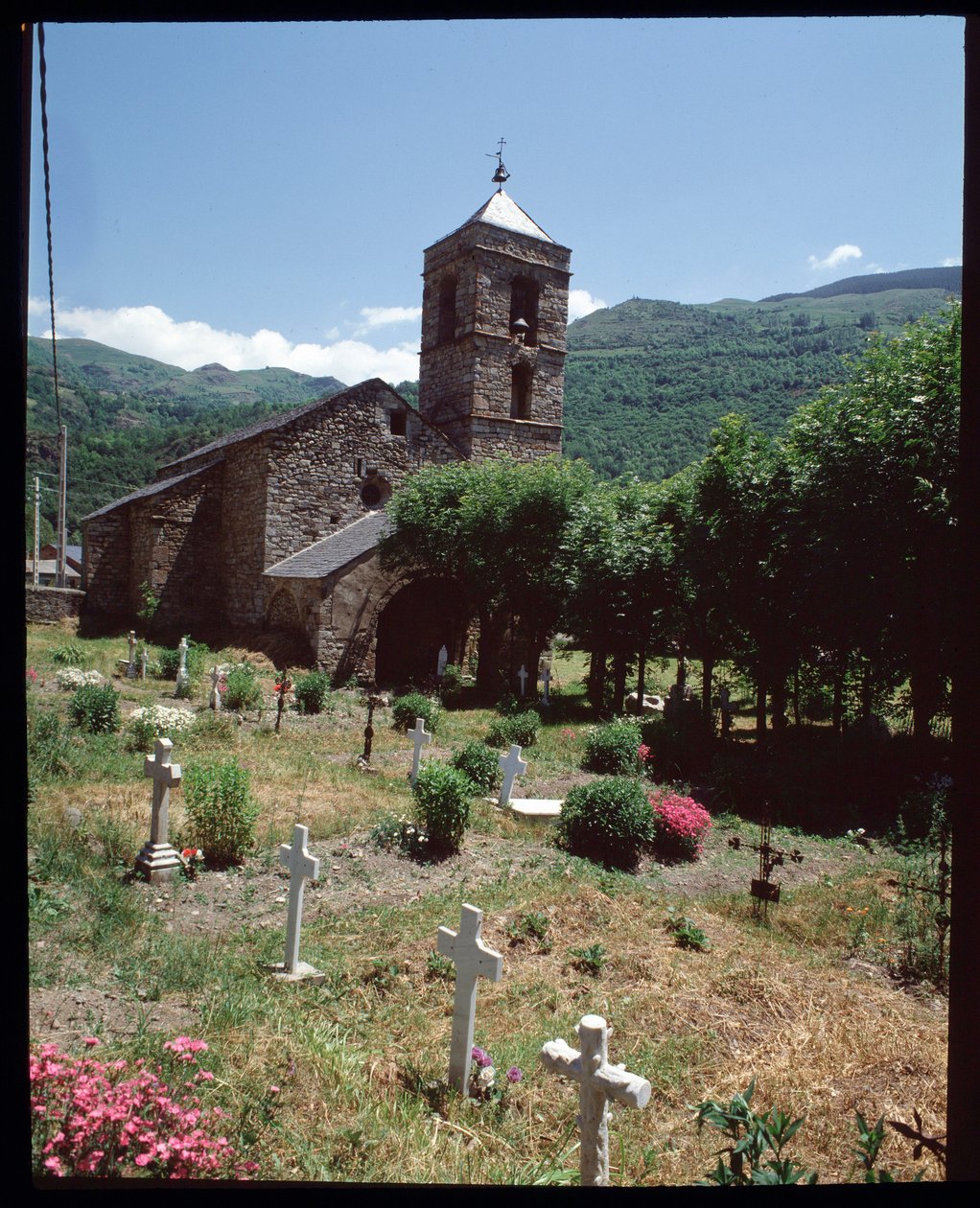 Veduta della chiesa e del cimitero da Romanesque