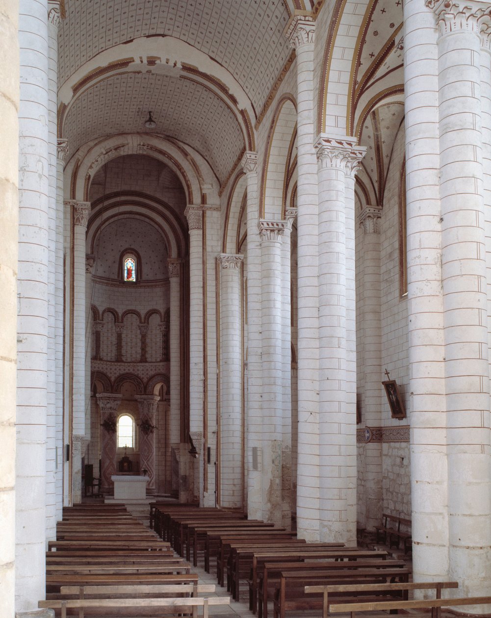 Vista della navata da Romanesque
