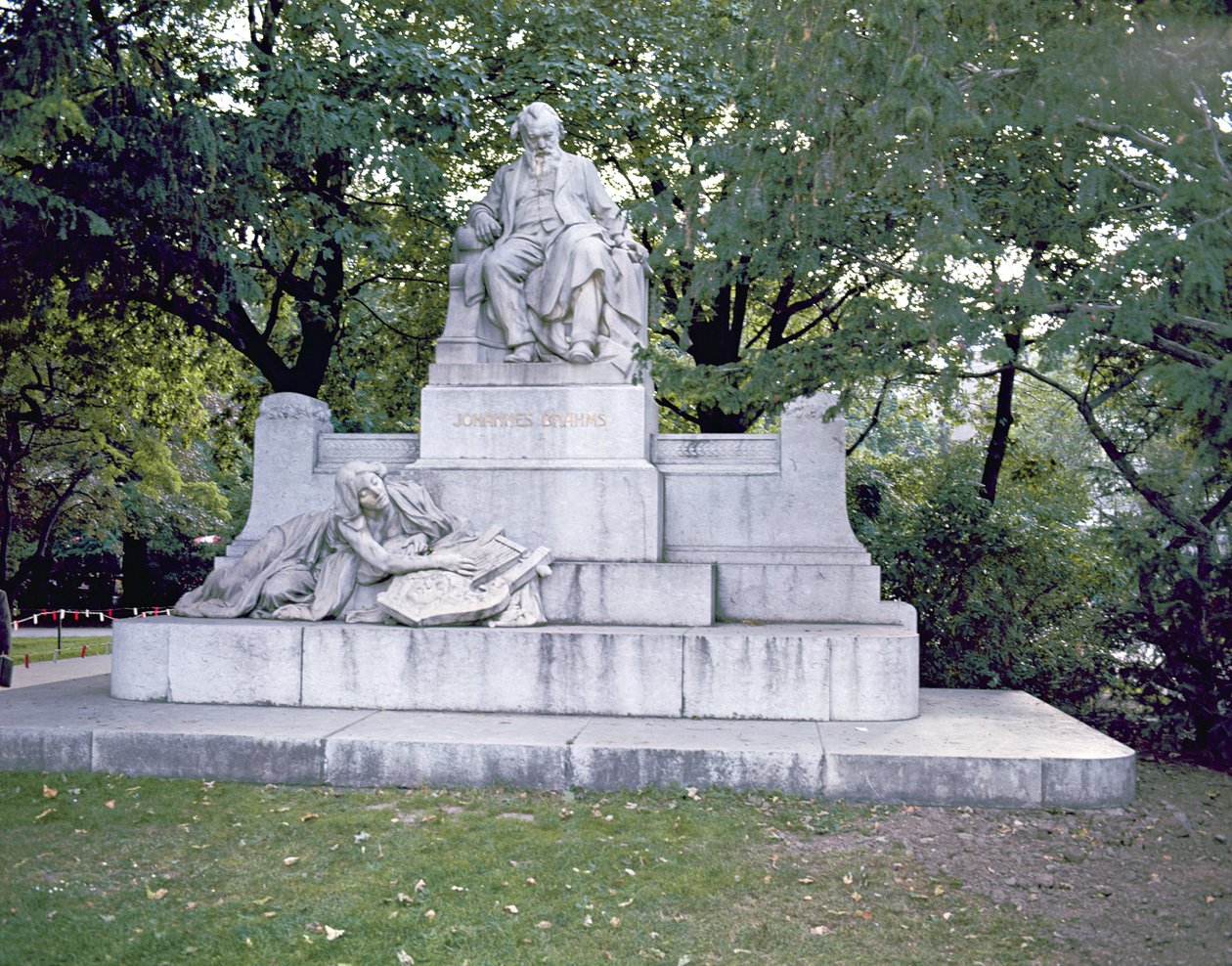 Monumento a Johannes Brahms (1833-97) 1908 (marmo) da Rudolf von Weyr