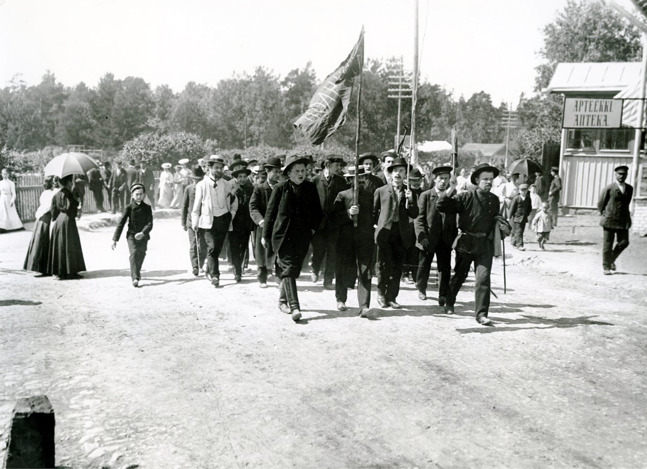 Marcia di protesta a San Pietroburgo, 1906 da Russian Photographer