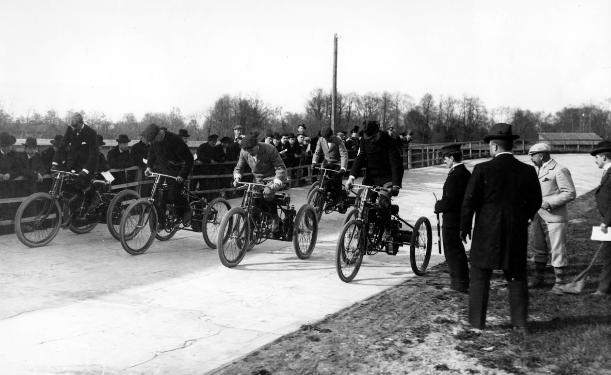 Concorrenti in una gara di tricicli motorizzati a San Pietroburgo da Russian Photographer