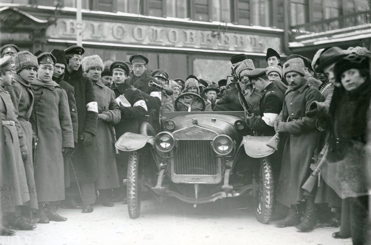Controllo documenti, San Pietroburgo, febbraio 1917 da Russian Photographer