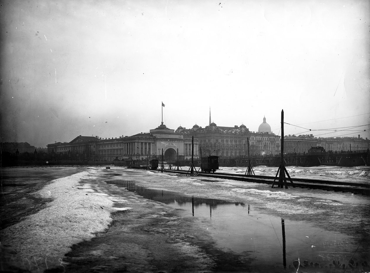 Linee tranviarie elettriche posate sul fiume Neva ghiacciato da Russian Photographer