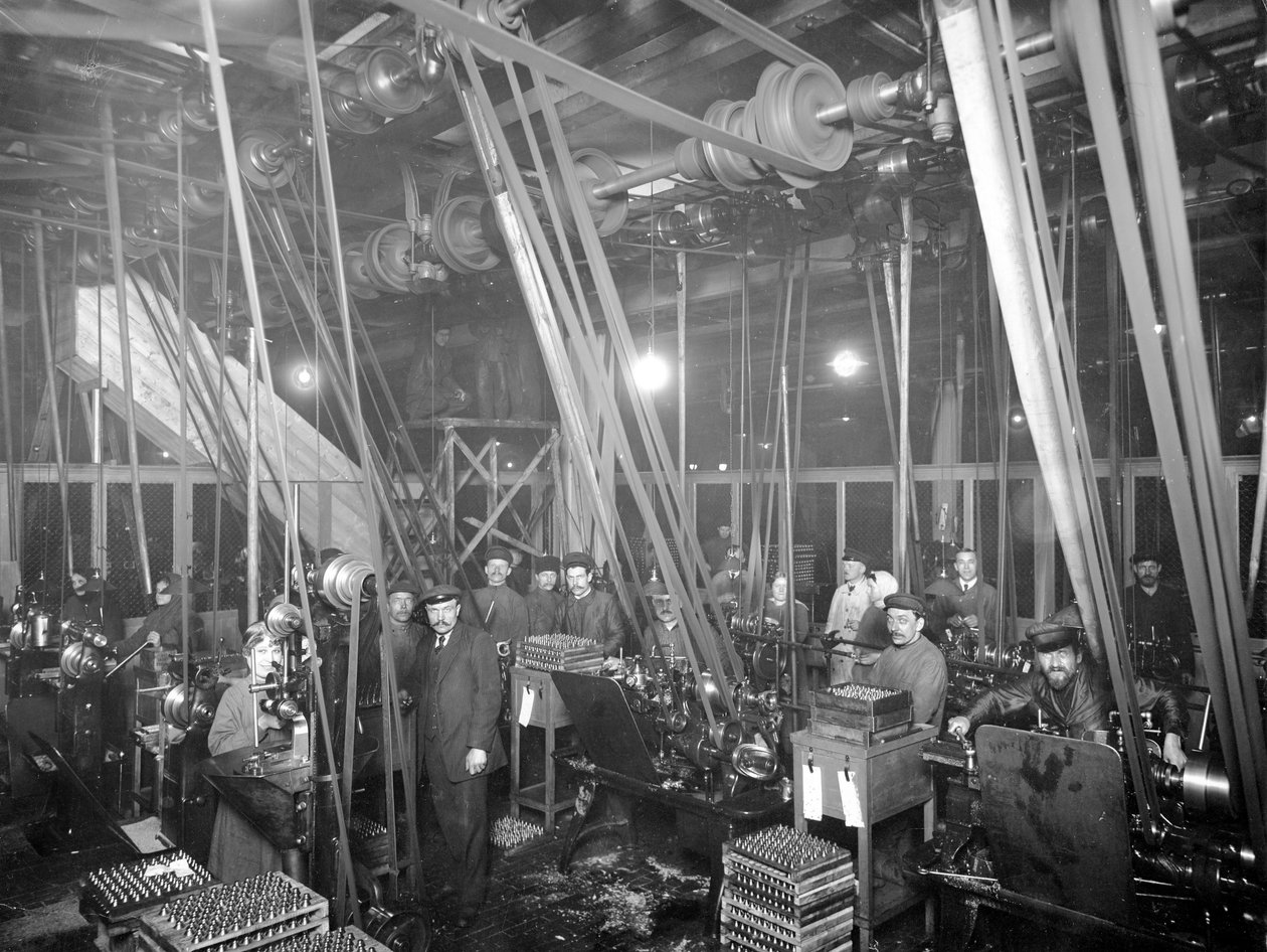 Operai di fabbrica a San Pietroburgo, c.1916 da Russian Photographer