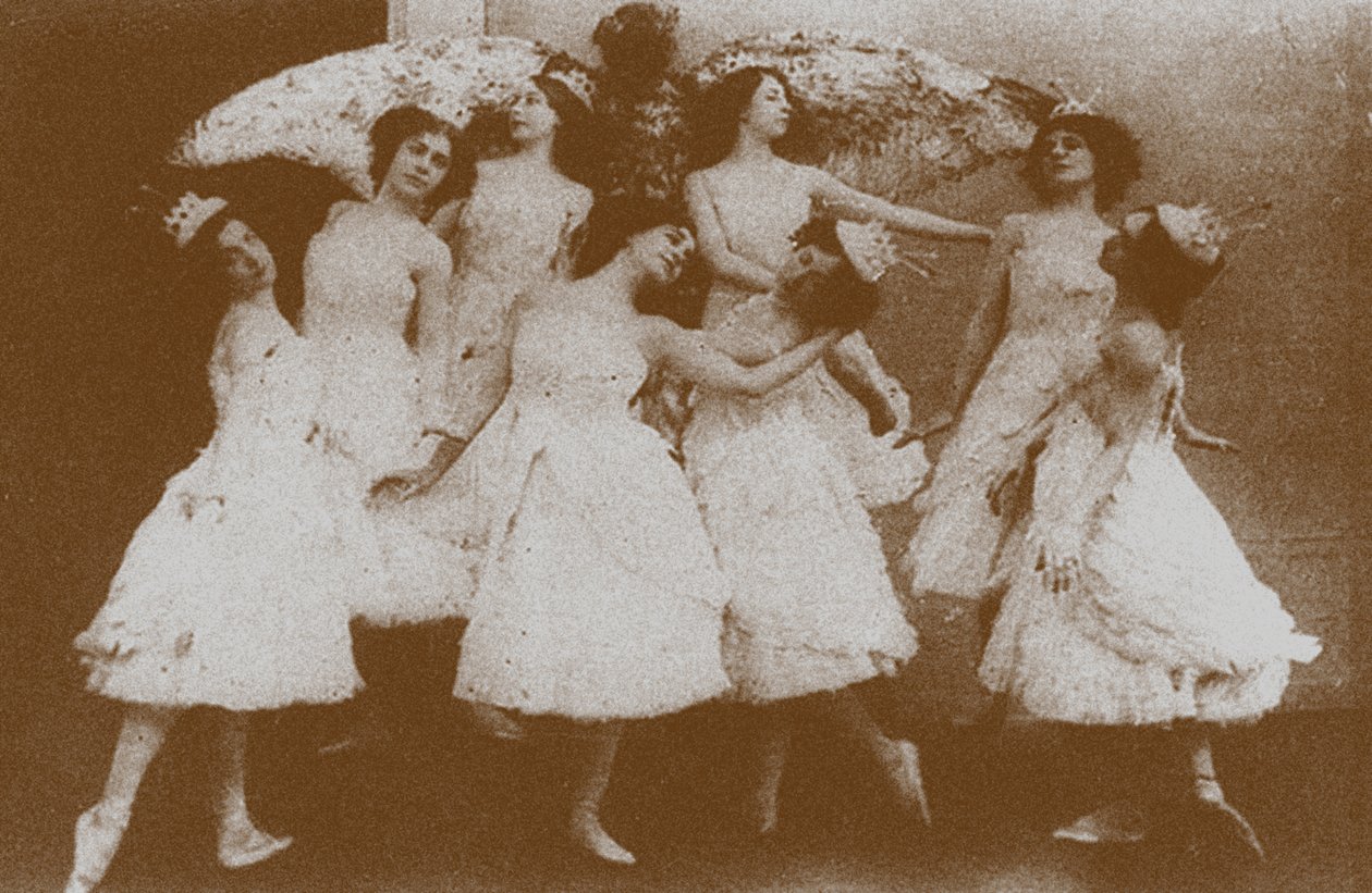Olga Preobrajenskaya come Odette con i cigni da Russian Photographer