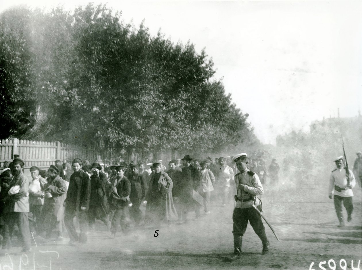 Prigionieri politici scortati attraverso San Pietroburgo, 1906 da Russian Photographer