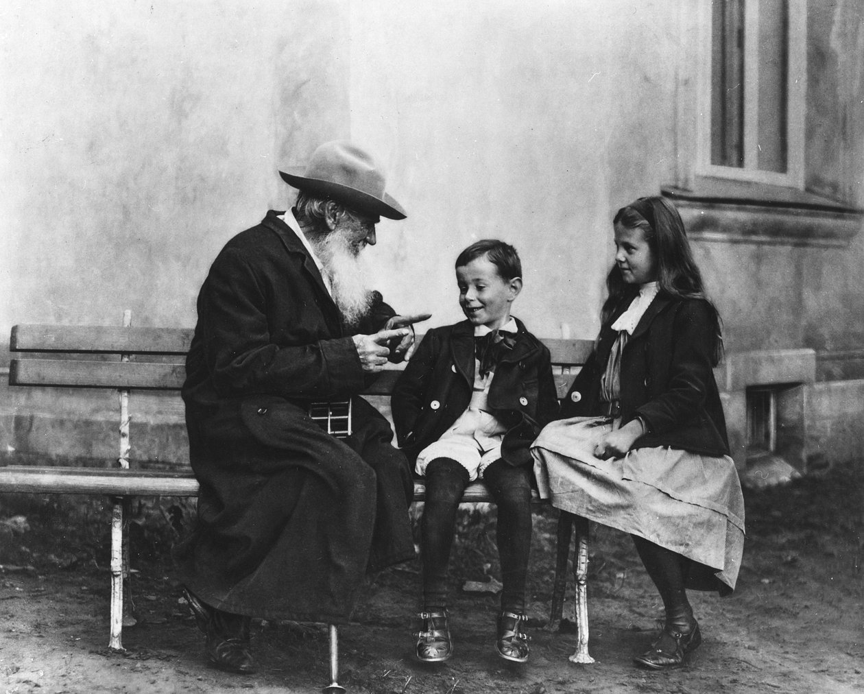 Ritratto di Lev Nikolaevich Tolstoy (1828-1910) con i suoi nipoti da Russian Photographer