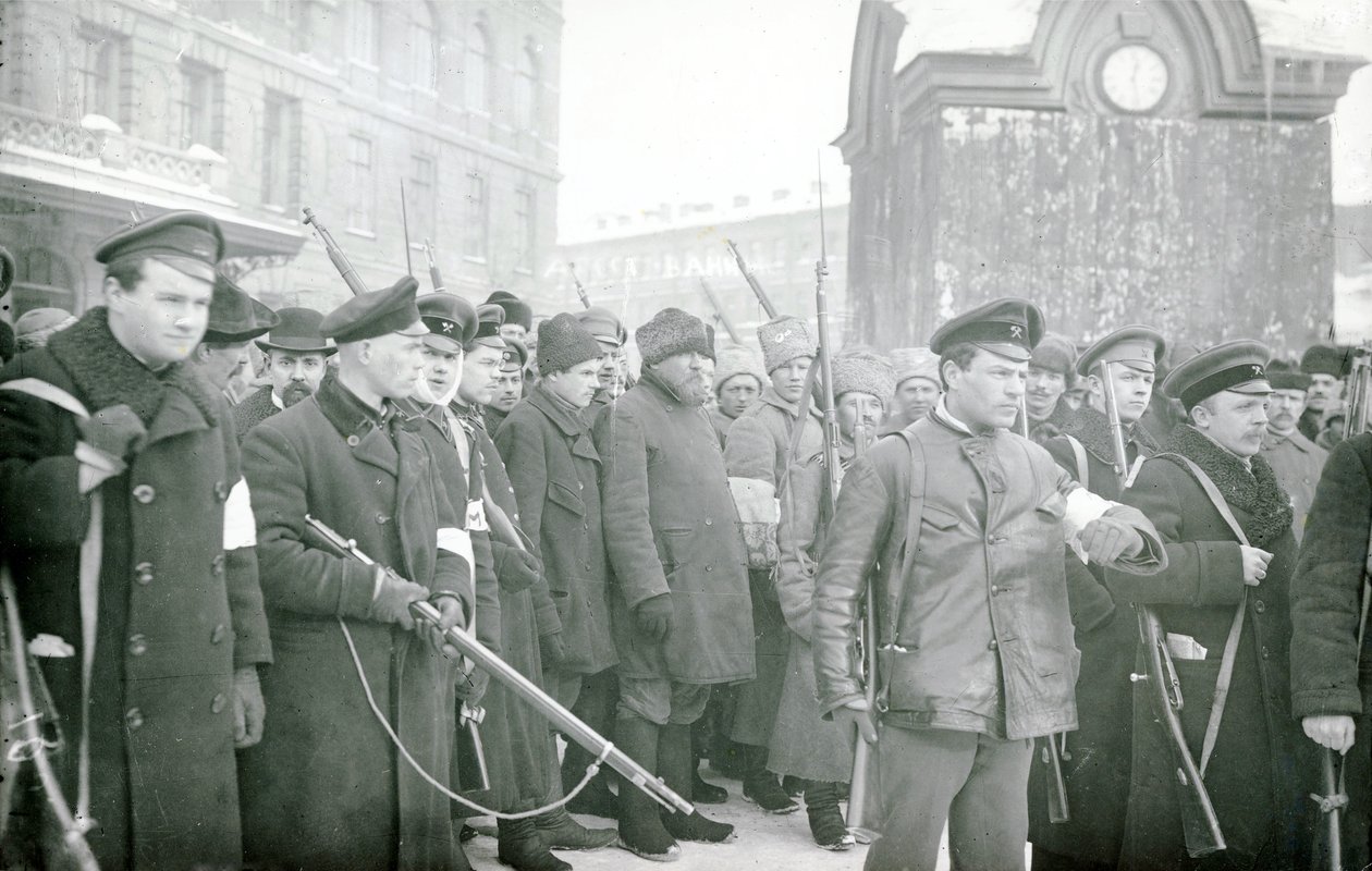 Milizia rivoluzionaria che arresta poliziotti, febbraio 1917 da Russian Photographer