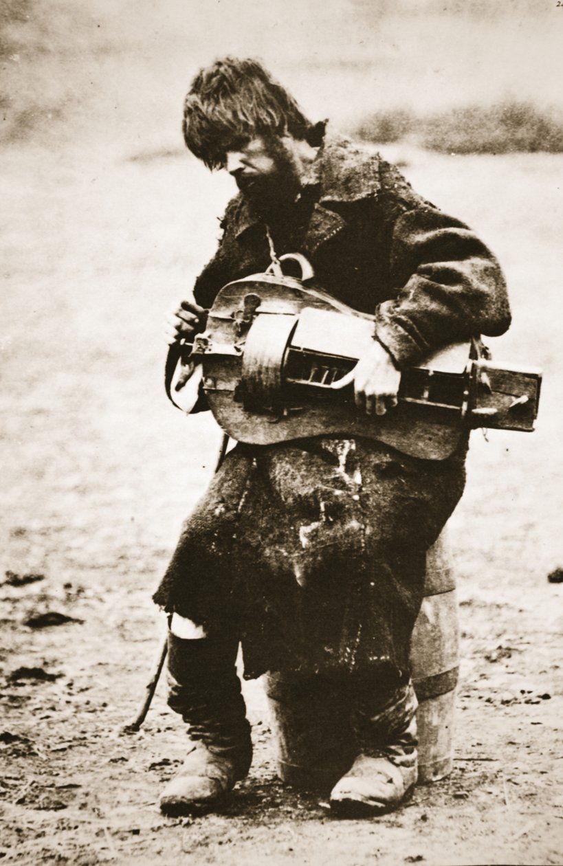 Contadino russo che suona la ghironda, c.1880s da Russian Photographer