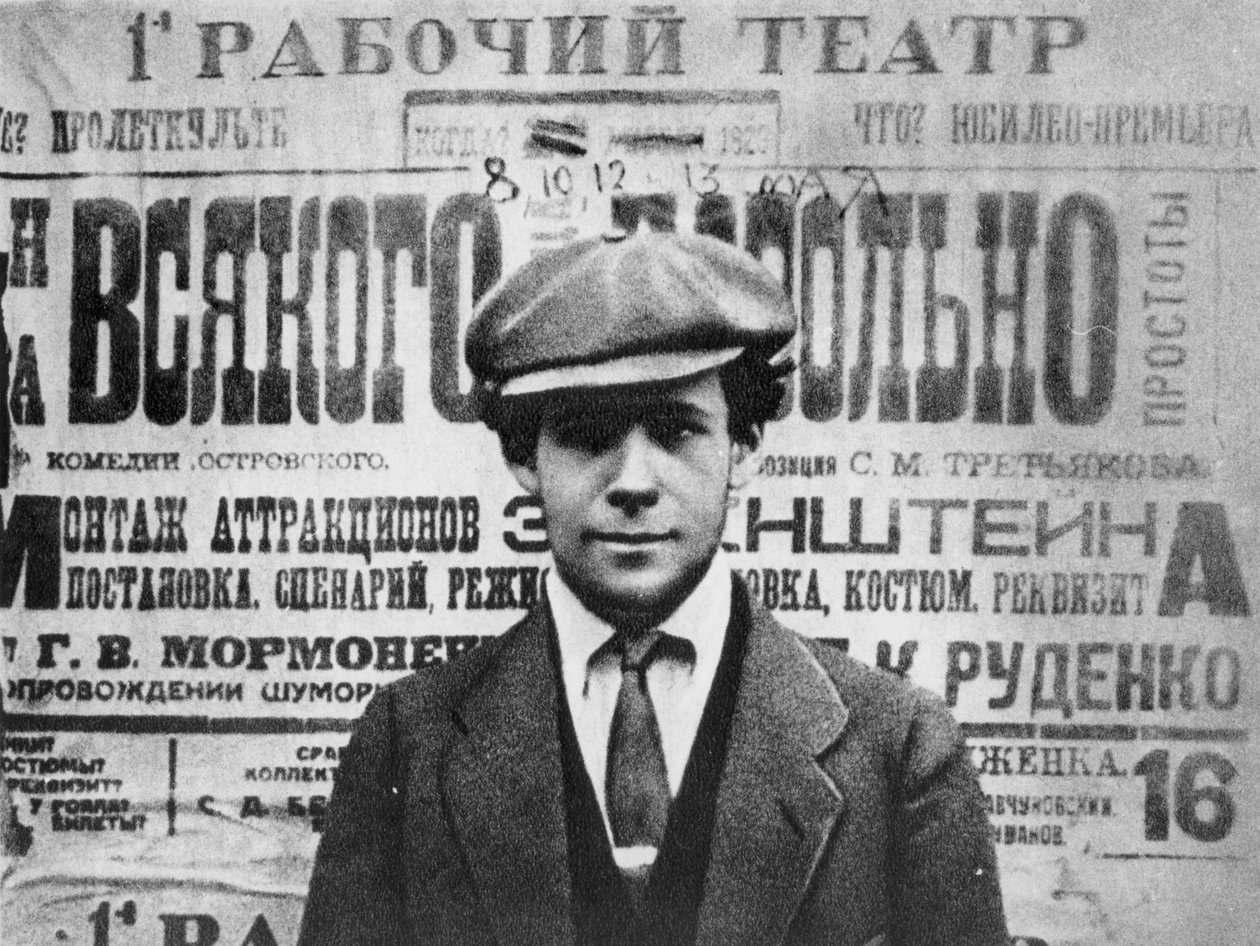 Sergei Eisenstein davanti a un poster per la commedia, Sagesse, 1923, da Serge Eisenstein, Riflessioni di un cineasta, pubblicato a Mosca, 1958 da Russian Photographer