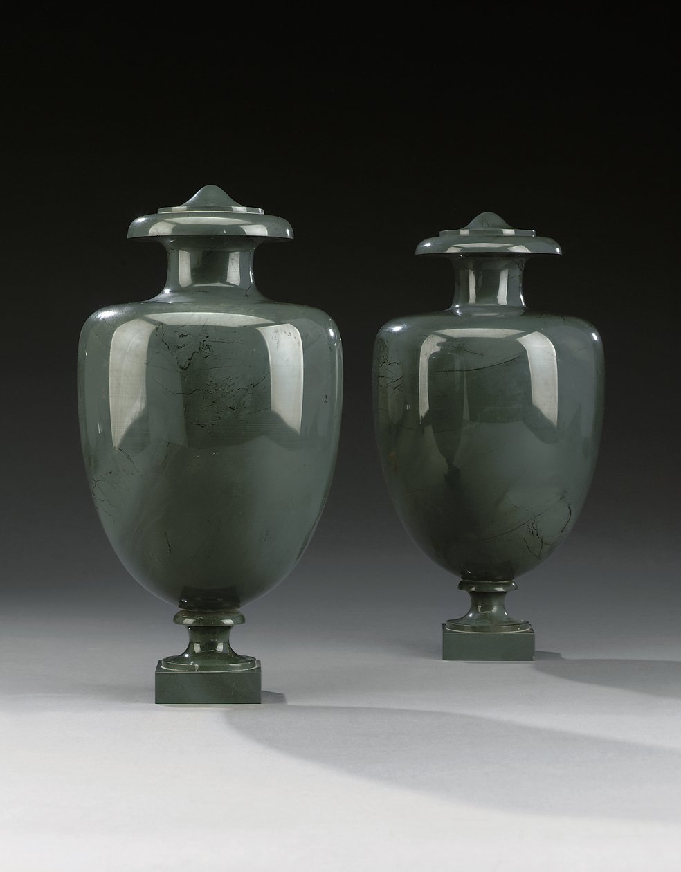 Coppia di vasi Kalkan, Peterhof, c.1800 da Russian School