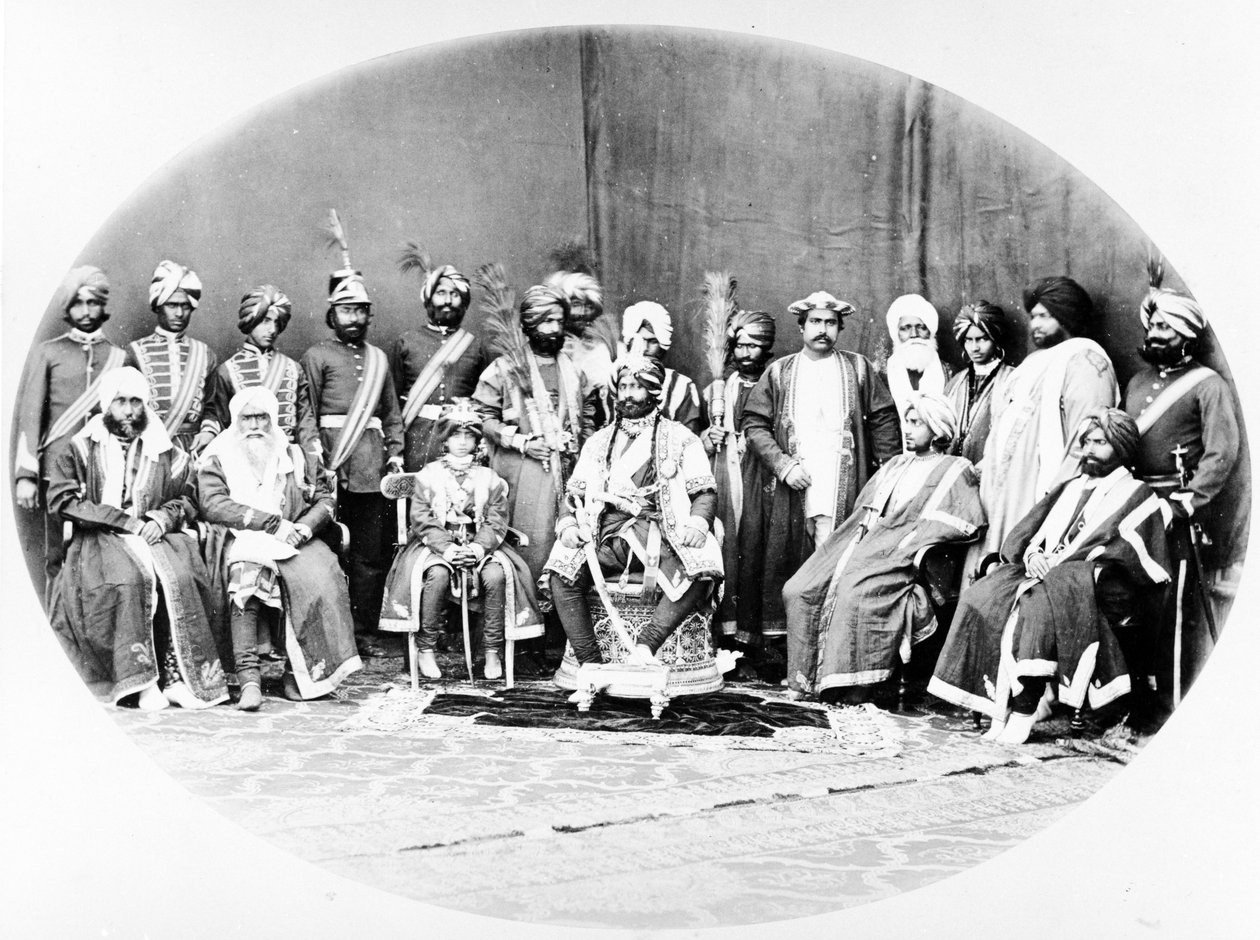 Ranbir Singh, Maharaja di Jammu e Kashmir e suite, 1877 da S. and Shepherd, C. Bourne