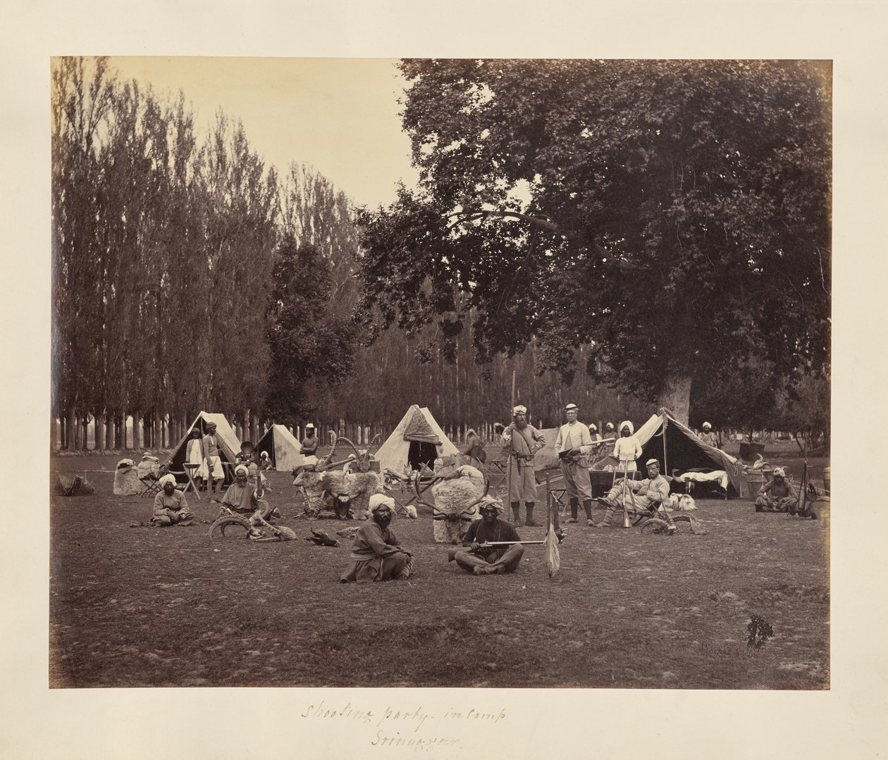 Srinuggur; una festa di tiro in campeggio da Samuel Bourne