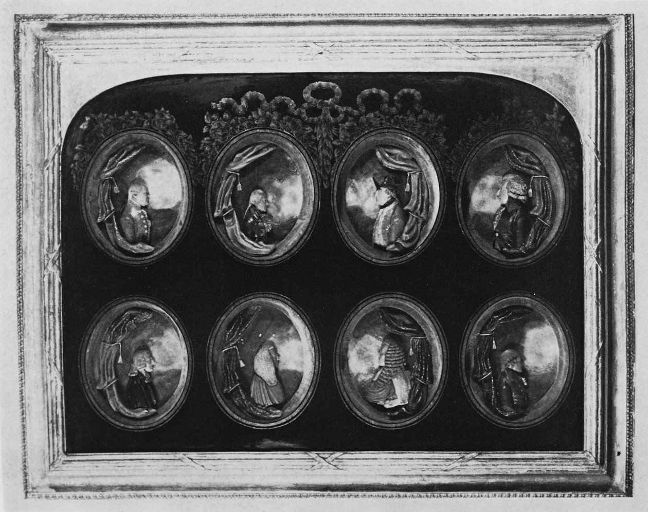 Cornice contenente otto ritratti da Samuel Percy