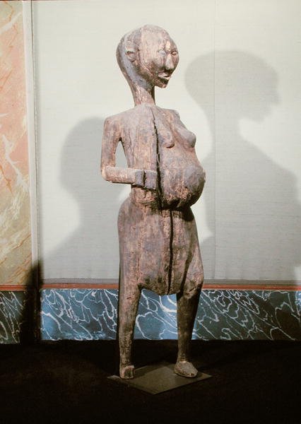 Statua di una donna incinta da School African