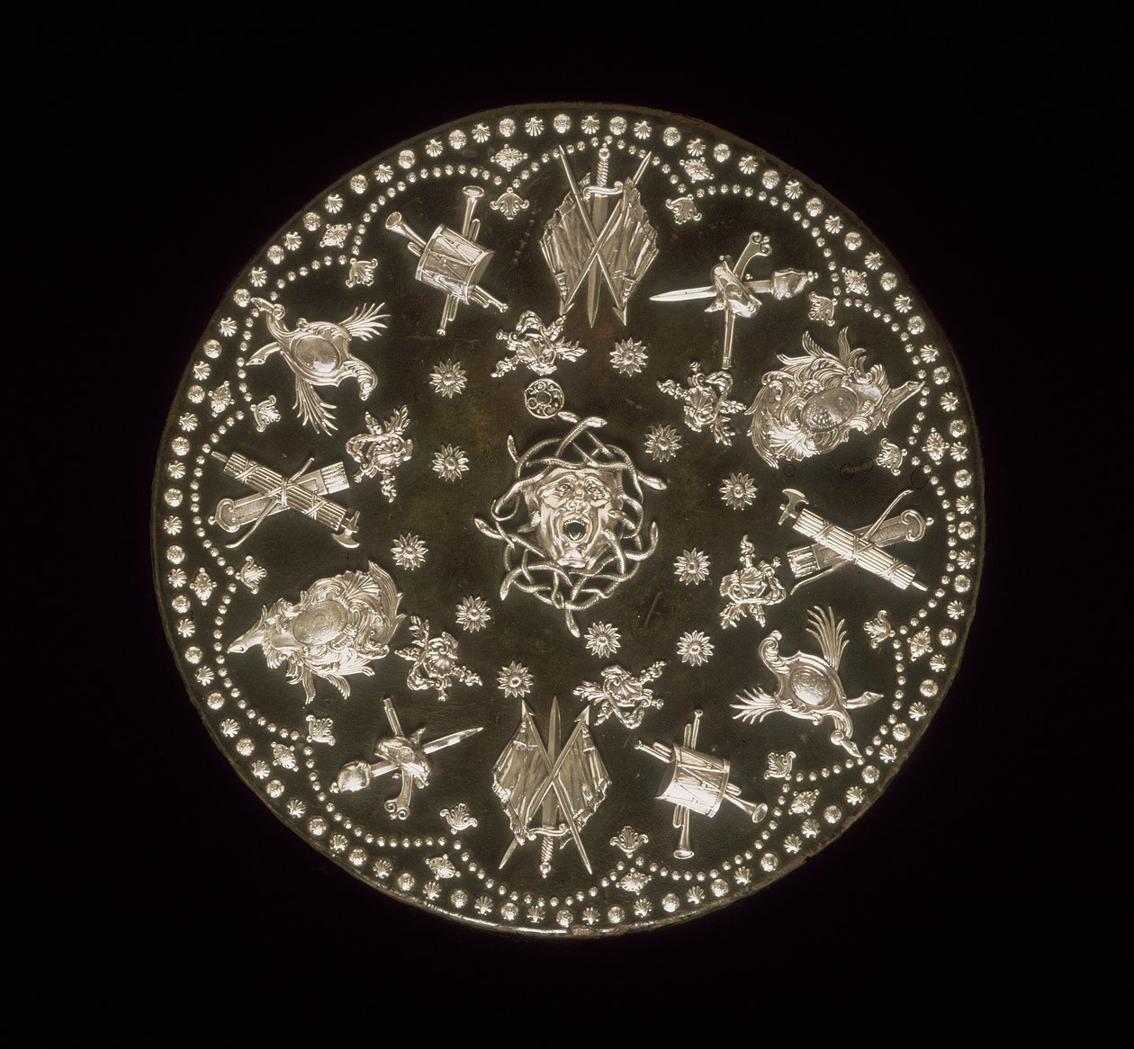Targe da parata, parte degli equipaggiamenti presentati a Carlo Edoardo Stuart da Giacomo, 3° Duca di Perth, 1740 da Scottish School