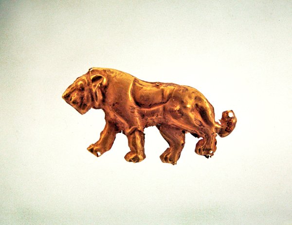 Leone in marcia, ornamento da un baldacchino funerario, fine III millennio a.C. da Scythian