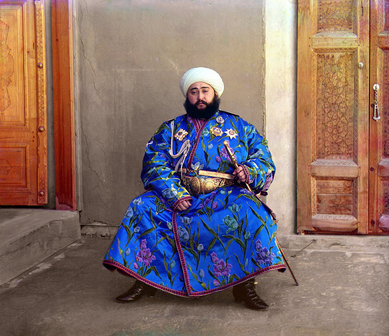 Alim Khan, Emiro di Bukhara, seduto con spada, Bukhara, Impero Russo, tra il 1905 e il 1915 da Sergey Prokudin Gorsky