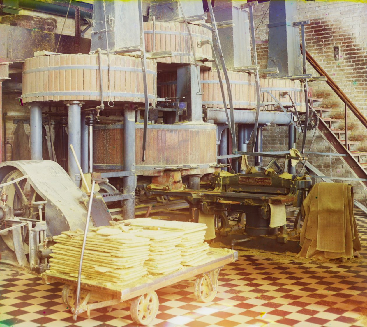 Interno di una fabbrica tessile di cotone, probabilmente a Tashkent, 1905-1915 da Sergey Prokudin Gorsky