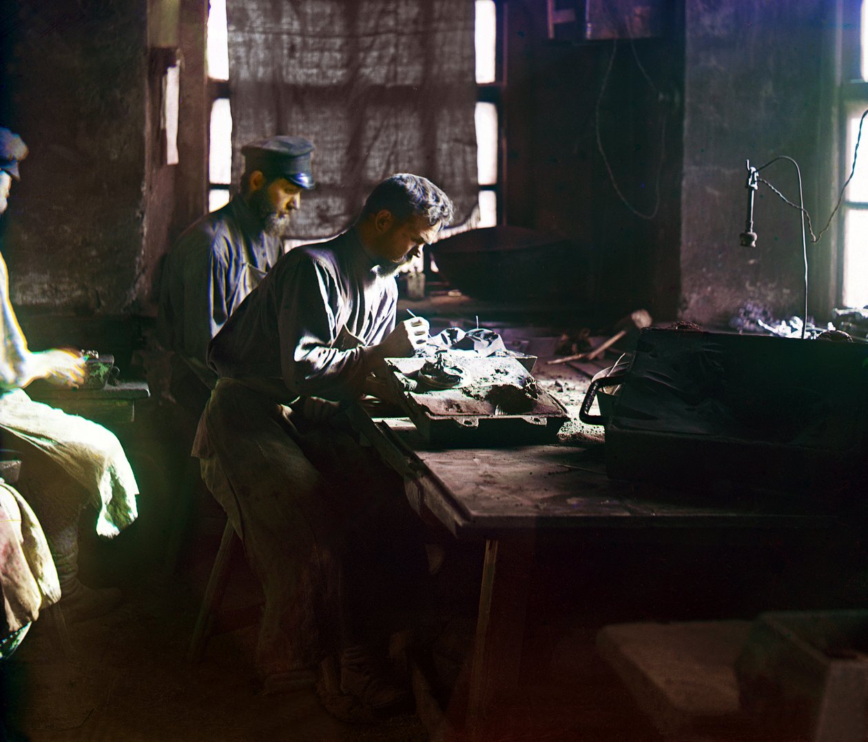 Lavoratori che Modellano una Fusione Artistica alle Fonderie di Ferro di Kasli, Monti Urali, Impero Russo, 1910 da Sergey Prokudin Gorsky